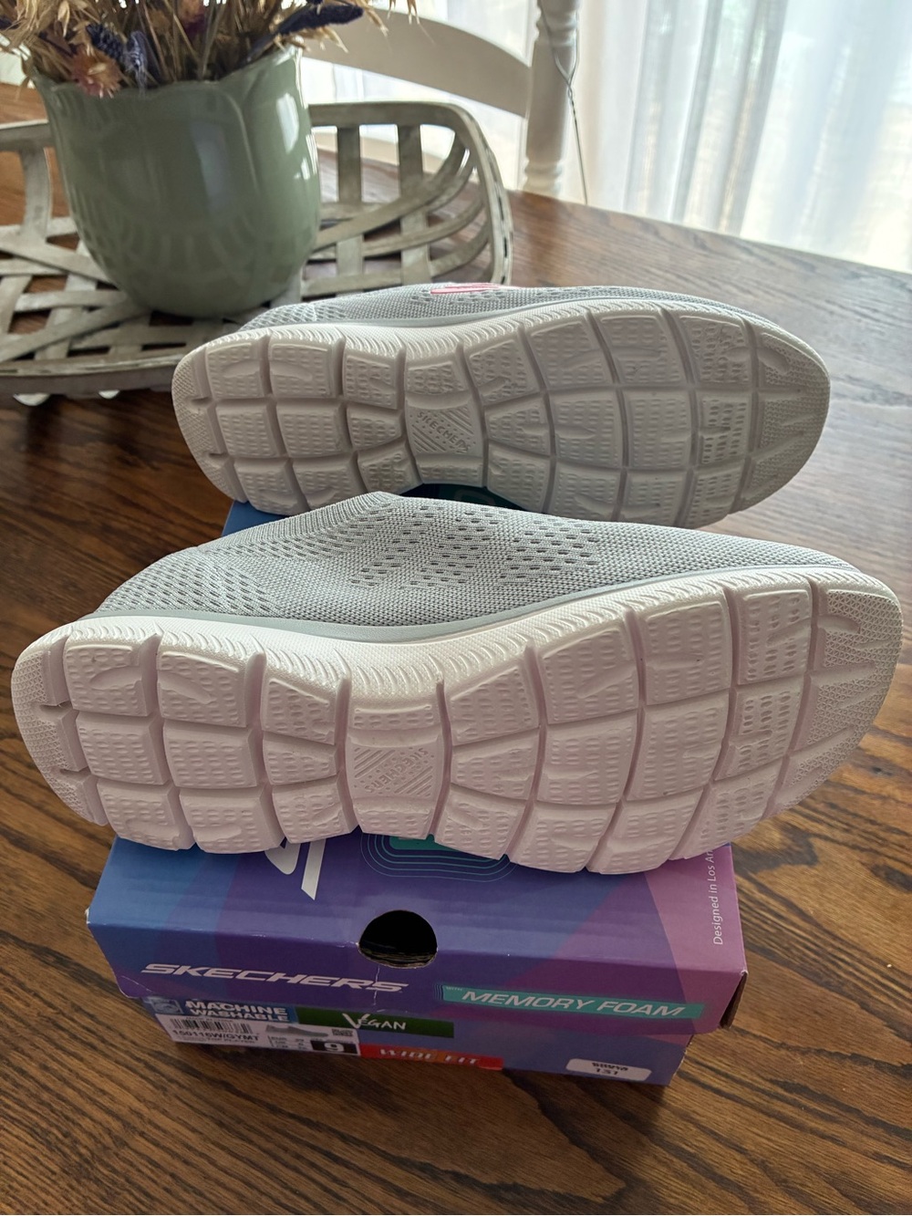 Women’s Skechers Sneakers 9 Wide